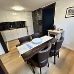 شقة Modern 2br Loft In Historic Swiss 200m From Interlaken West